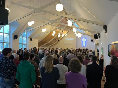 Kerkdienst zittend